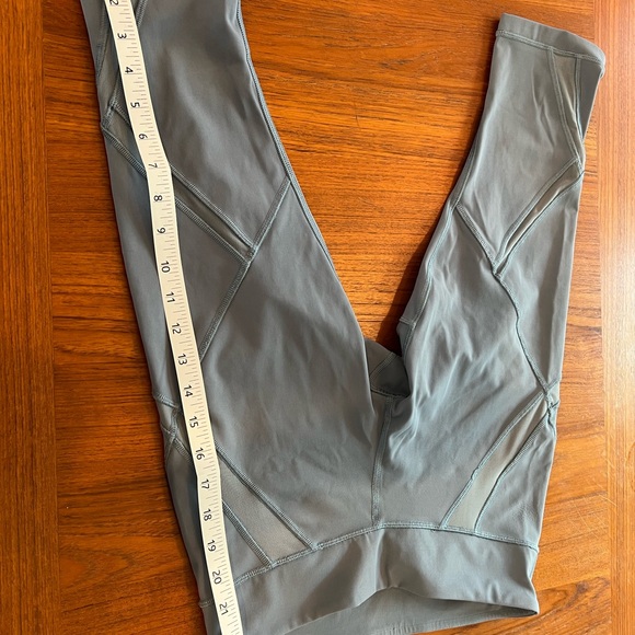 Lululemon cropped leggings with mesh inserts - dusty blue - size Small - Picture 4 of 5